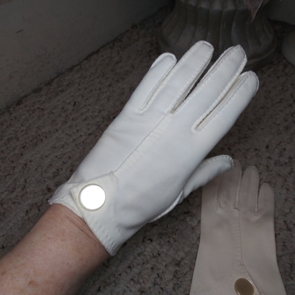 Vintage 1950's Ivory Handmade Gloves With Large Pearl Button Closure At Cuff